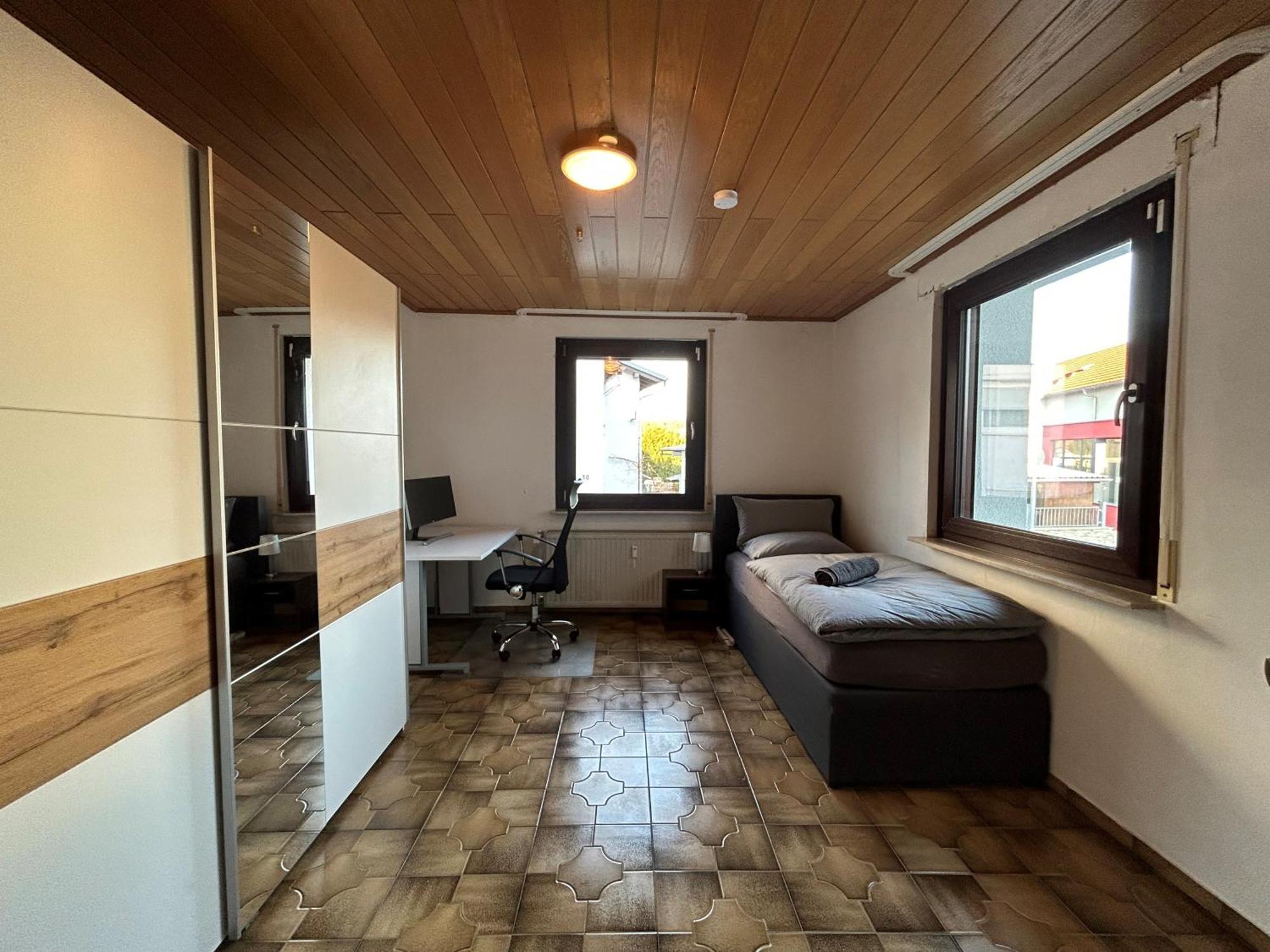Parkplaetze, Einzelbetten, 2 Tvs, Balkon, Terrasse, Fast Wi-fi Bis Zu 1000 Mbit, Homeoffice Apartment *
