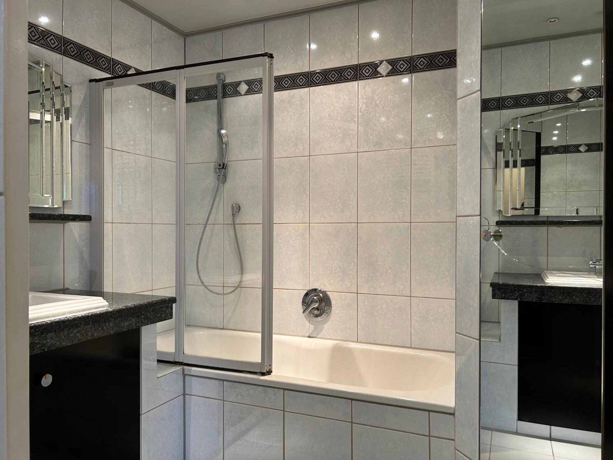 Parkplaetze, Einzelbetten, 2 Tvs, Balkon, Terrasse, Fast Wi-fi Bis Zu 1000 Mbit, Homeoffice Apartment *